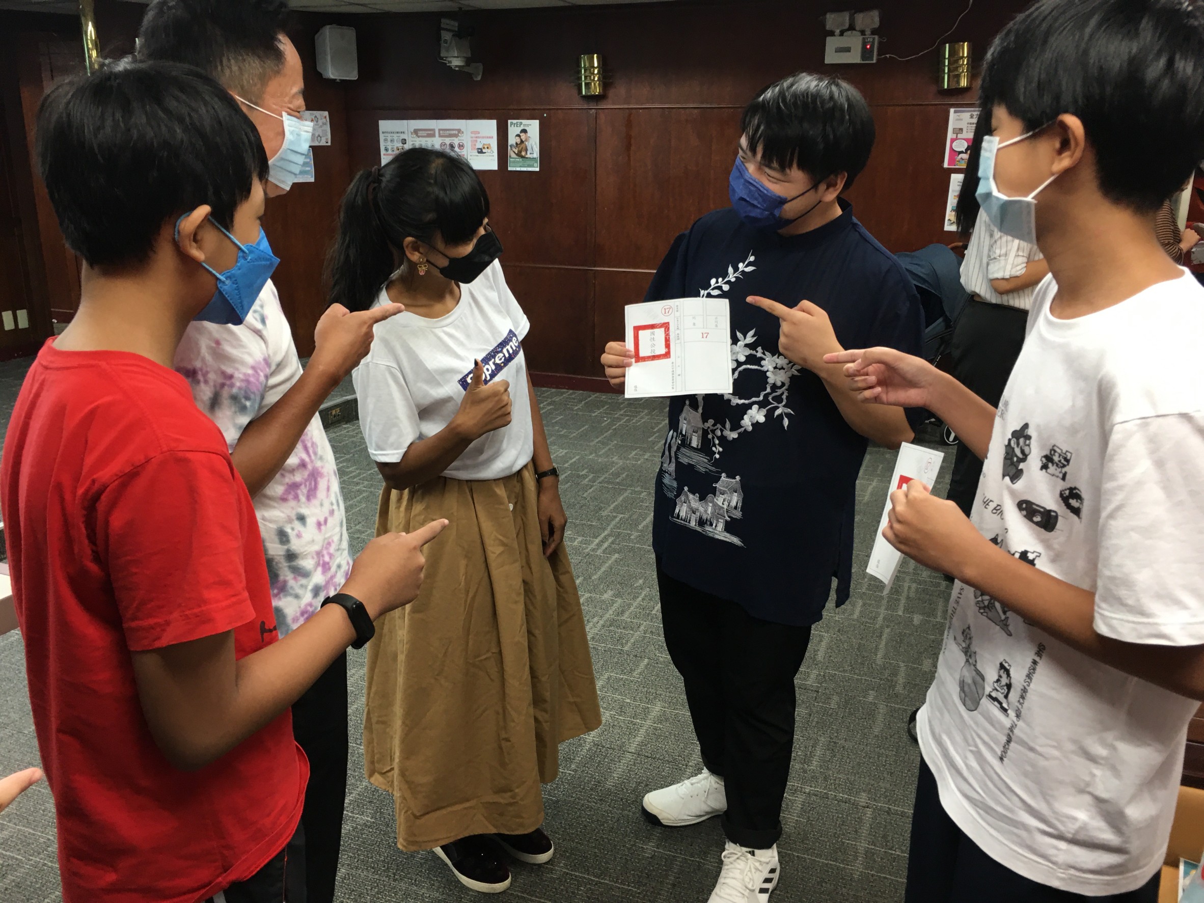 Menurut seorang warga generasi kedua penduduk baru, Liu De-yao (劉德曜), selembar kertas pemberian suara untuk referendum berisi 4 pilihan. Dalam proses pemungutan suara, harus digunakan stempel pemilu khusus dari partai pemenang. Sumber: Kantor Layanan Imigrasi Kota Taipei 